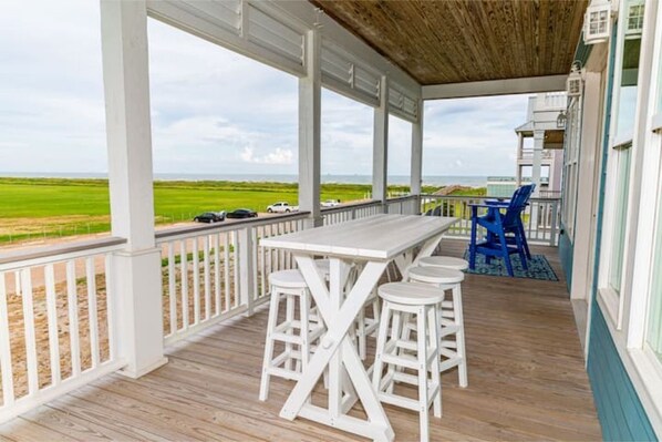 Outdoor dining - Seaside Escape: Beautiful, Spacious, Peaceful (Galveston)