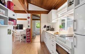 ثلاجة، موقد طهي مسطح، غسالة أطباق، ماكينة لصنع القهوة/الشاي