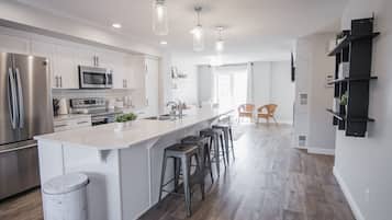 Refrigerador, microondas, horno, placa de cocina