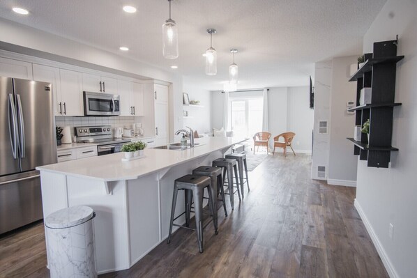 Kjøleskap, mikrobølgeovn, ovn og kokeplater