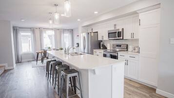 Refrigerador, microondas, horno, placa de cocina