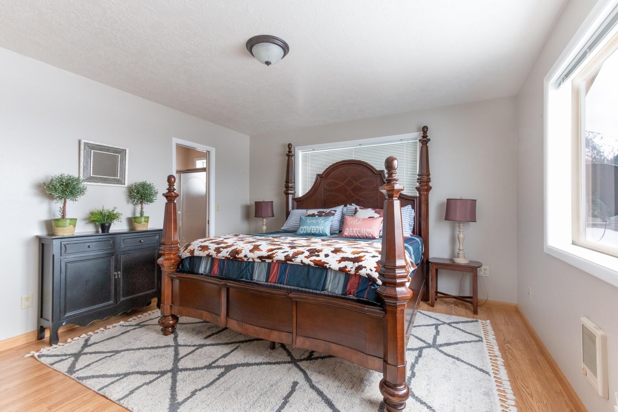 3 bedrooms, desk, iron/ironing board, travel crib