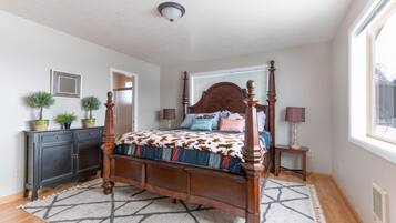 3 bedrooms, desk, iron/ironing board, travel crib