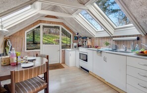 Jääkaappi, liesi, kahvin-/teenkeitin