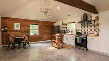 Fridge, oven, stovetop, dishwasher