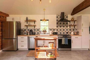 冷蔵庫、オーブン、コンロ、食器洗い機