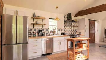 Fridge, oven, stovetop, dishwasher