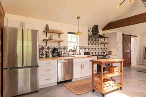 Fridge, oven, stovetop, dishwasher