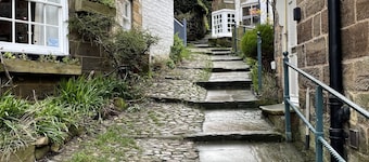 Endways Cottage 18th Century Cottage. Sleeps 6 in 3 bedrooms with 2 bathrooms. 