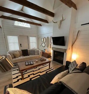 Smart TV, fireplace, books - Gorgeous Gem in Niagara’s Wine Country (Niagara Falls)