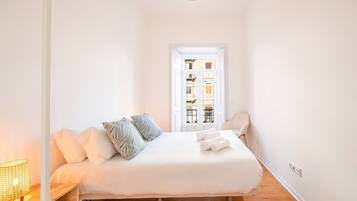 2 bedrooms, desk, iron/ironing board, Internet