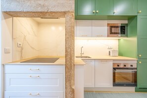 Kühlschrank, Mikrowelle, Ofen, Geschirrspüler