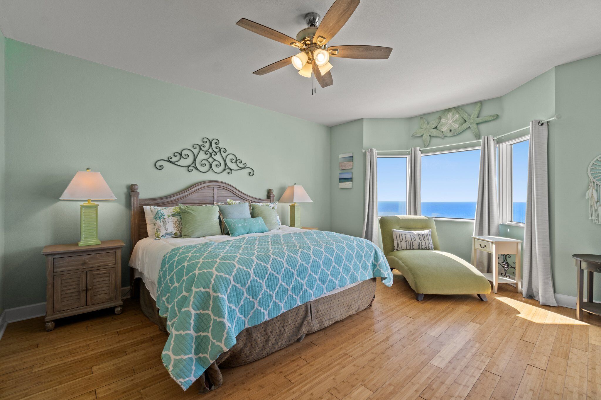 Luxurious Beach Front 2BR/2BA with Beach Chair Service Included! Sleeps up to 8!