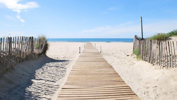 A wooden boardwalk leading to a beach with a clear sky. - Amazing home in Agde with outdoor swimming pool (Agde)