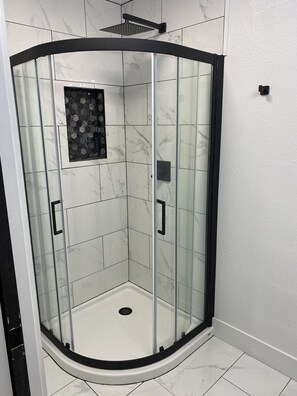 Douche, sèche-cheveux, serviettes fournies, savon