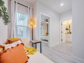 4 slaapkamers, een bureau, een strijkplank/strijkijzer, reisbedje