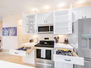 Een koelkast, een microgolfoven, een oven, een kookplaat