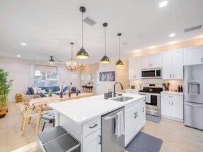 Een koelkast, een microgolfoven, een oven, een kookplaat