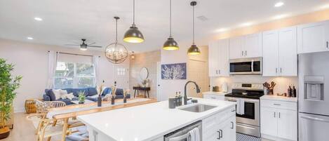 Jääkaappi, mikroaaltouuni, uuni, liesi