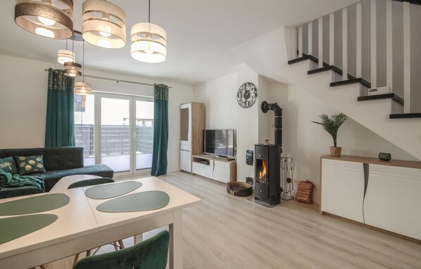 Smart TV, fireplace