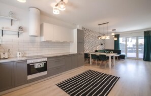 Kühlschrank, Herdplatte, Geschirrspüler, Kochgeschirr/Geschirr/Besteck