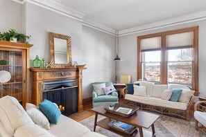 Smart TV, Netflix, streaming services - Dubuque's Front Porch~Historic Charmer~Walk Downtn (Dubuque)