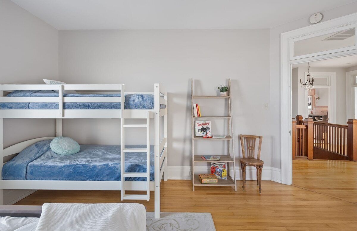 4 Schlafzimmer, Schreibtisch, Bügeleisen/Bügelbrett, Reisekinderbett