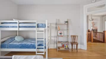 4 Schlafzimmer, Schreibtisch, Bügeleisen/Bügelbrett, Reisekinderbett