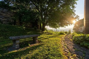 Property grounds - Dubuque's Front Porch~Historic Charmer~Walk Downtn (Dubuque)