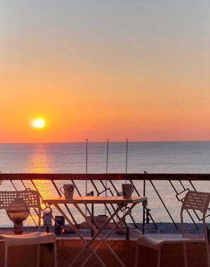Outdoor dining - Promenade des anglais sea view (Nice)