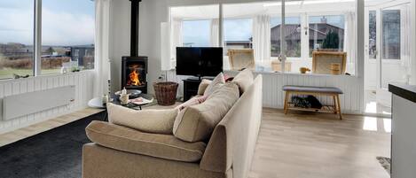 Smart TV, fireplace