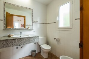 Bathtub, hair dryer, towels - Villa Bea by Escape Home (Cap d´Artruix)