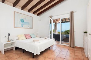 3 bedrooms, in-room safe, iron/ironing board, free WiFi - Villa Ribes by Escape Home (Binibeca)