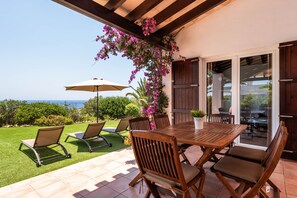 Outdoor dining - Villa Ribes by Escape Home (Binibeca)