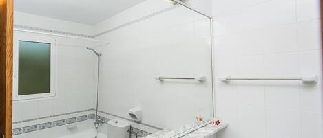 أحواض استحمام، مجففات شعر، مناشف