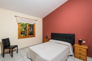 3 chambres, coffres-forts dans les chambres, fer et planche à repasser