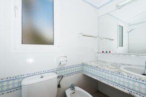 Badekar, hårføner og håndklær