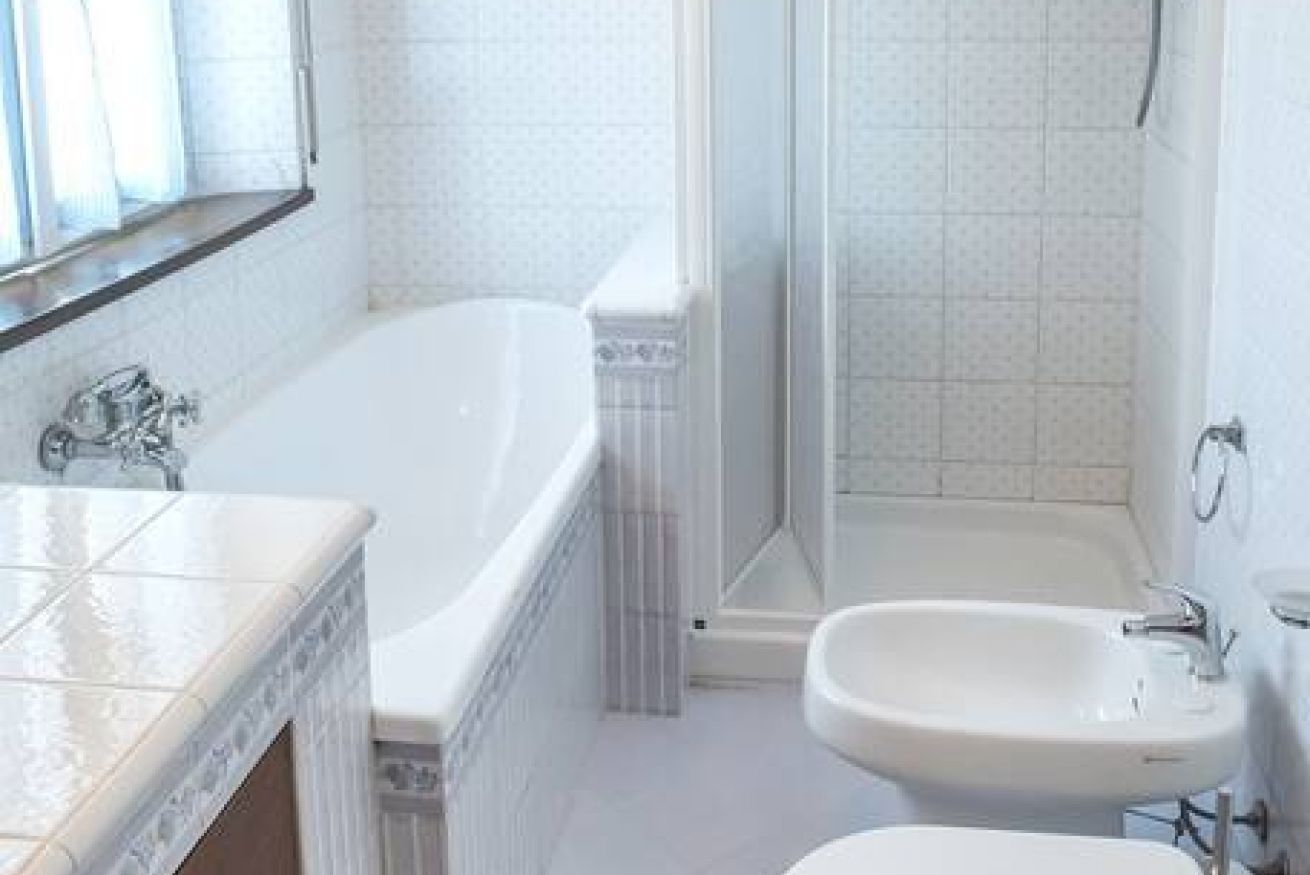 Bathtub, bidet, towels