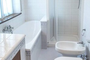 Badekar, bidet, håndklæder