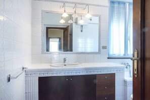 Bathtub, bidet, towels