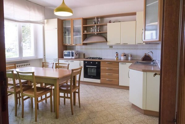 Refrigerador, horno, lavavajillas y comedor 