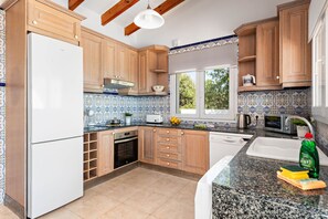 Kühlschrank, Mikrowelle, Ofen, Wasserkocher mit Kaffee-/Teezubehör