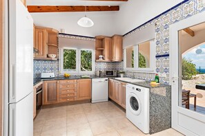 Kühlschrank, Mikrowelle, Ofen, Wasserkocher mit Kaffee-/Teezubehör