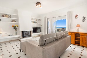 TV - Villa Colors by Escape Home (Son Bou)