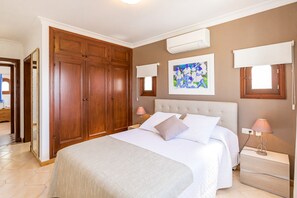 3 bedrooms, in-room safe, iron/ironing board, free WiFi
