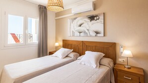 3 bedrooms, in-room safe, iron/ironing board, WiFi (free) - Villa Colors by Escape Home (Son Bou)