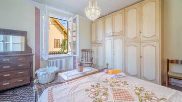 2 bedrooms, travel cot, WiFi, bed sheets