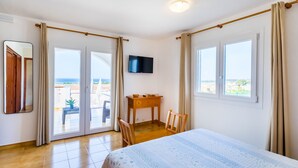 3 bedrooms, in-room safe, iron/ironing board, WiFi (free)