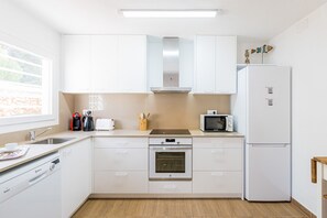 Een koelkast, een magnetron, een oven, een kookplaat