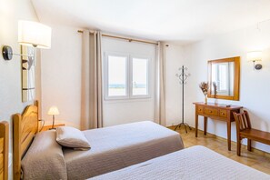 3 chambres, coffres-forts dans les chambres, fer et planche à repasser